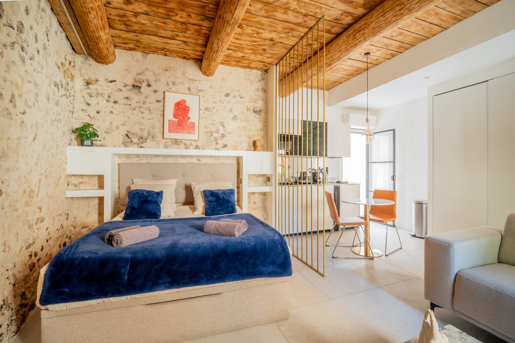 Suite en pierres apparentes et velours bleu, location Airbnb