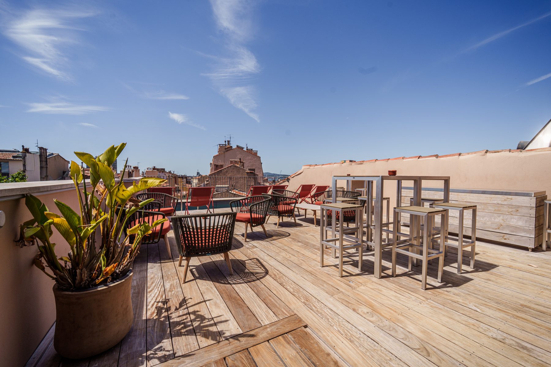 Rooftop du Grand Hôtel Dauphiné, terrasse bois et végétation
