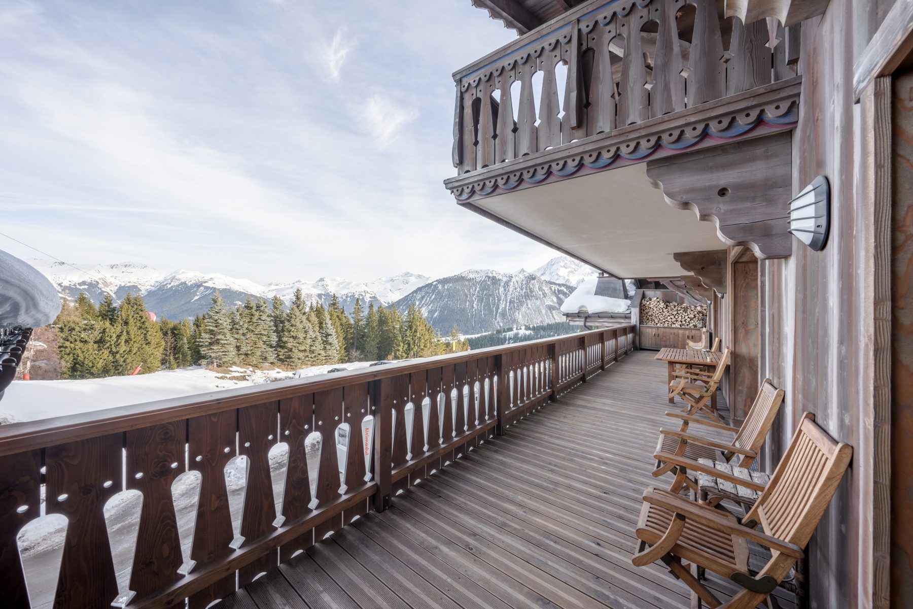 Chambre alpine avec plaid en fourrure et vue sur les sommets enneigés