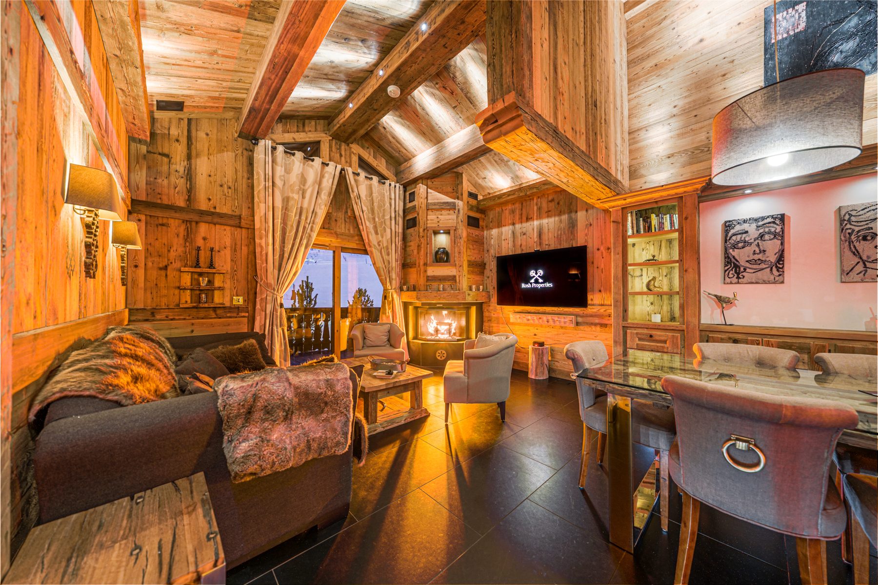 Salon d'un chalet de montagne au coin du feu, Rosh Properties