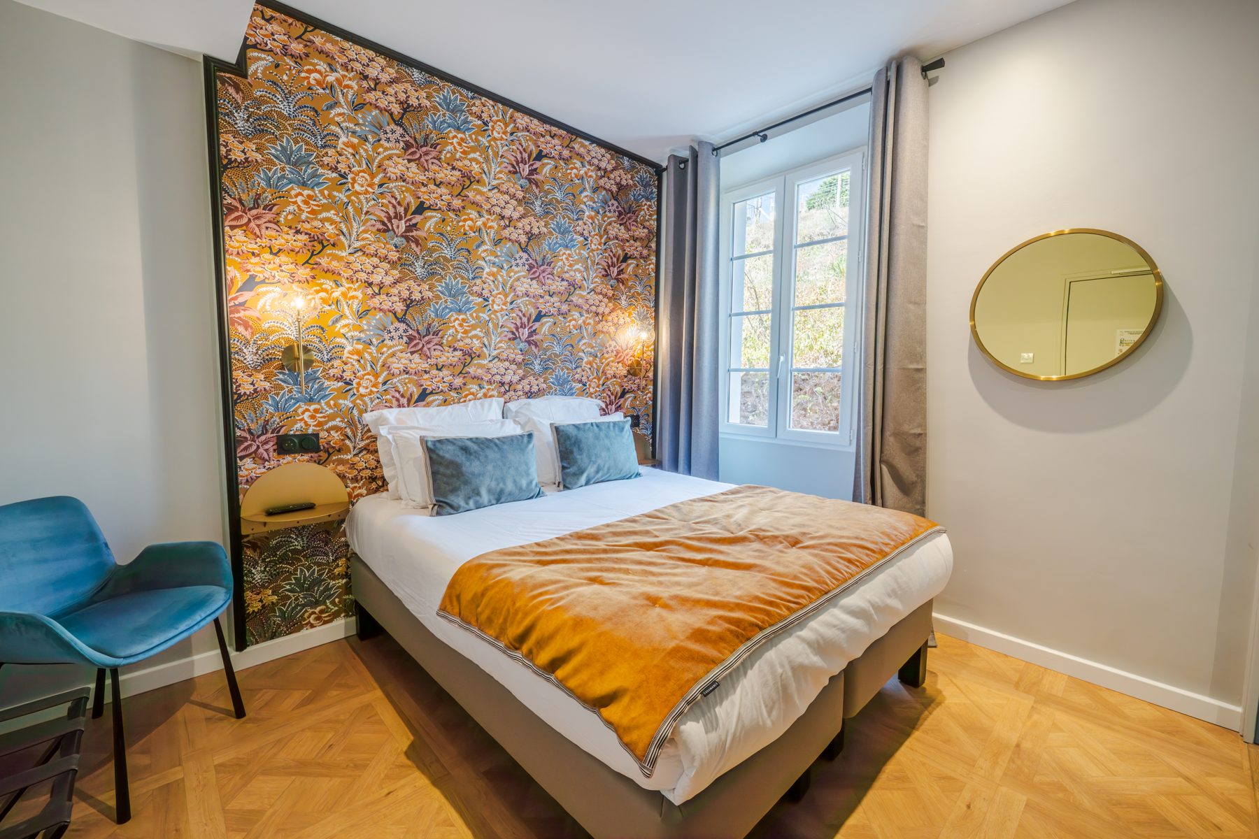 Chambre chaleureuse du Grand Hôtel de la Scala, papier peint floral et lampes chaudes