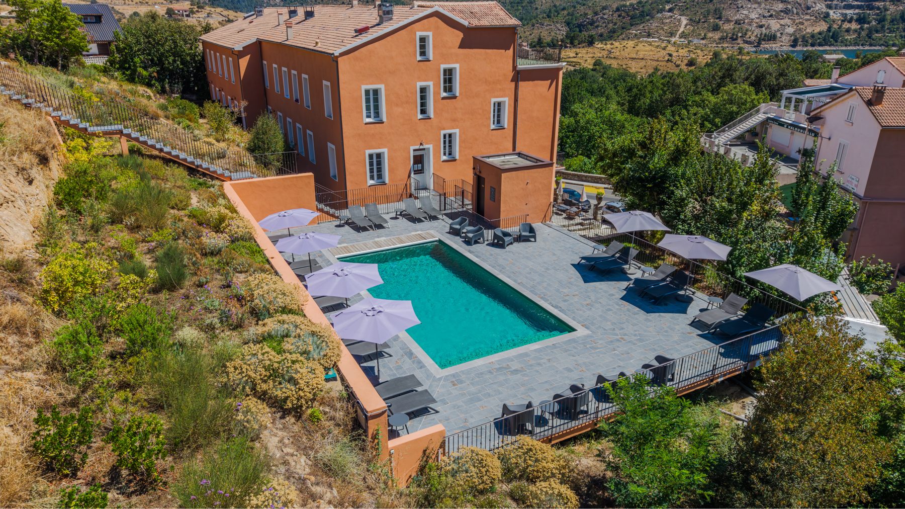 Vue aérienne drone de la piscine du Grand Hôtel de la Scala