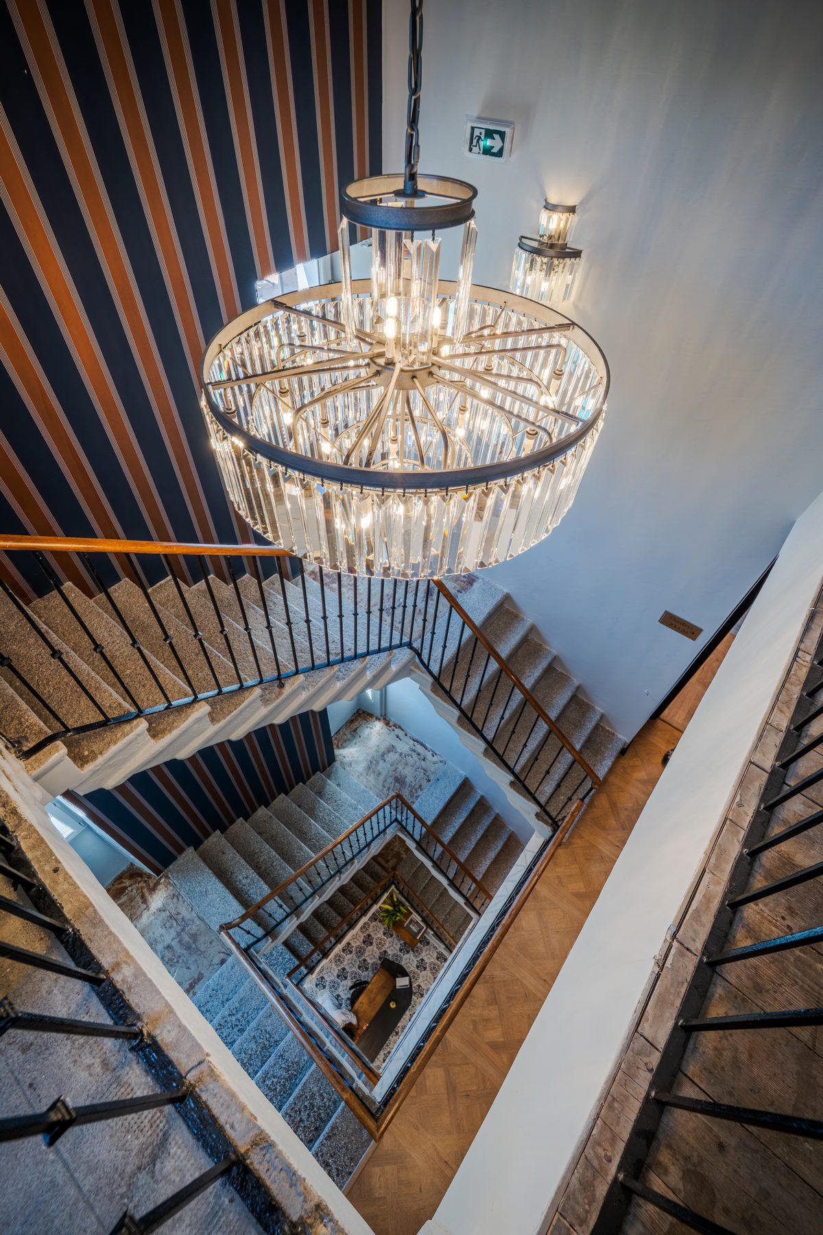 Cage d'escalier et lustre du Grand Hôtel de la Scala