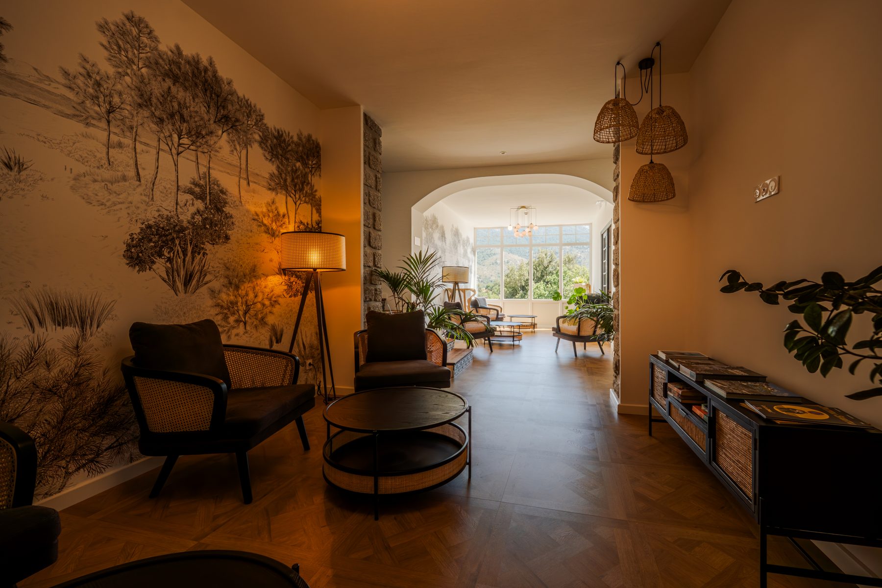Salon feutré du Grand Hôtel de la Scala, lampes chaudes et fresque végétale